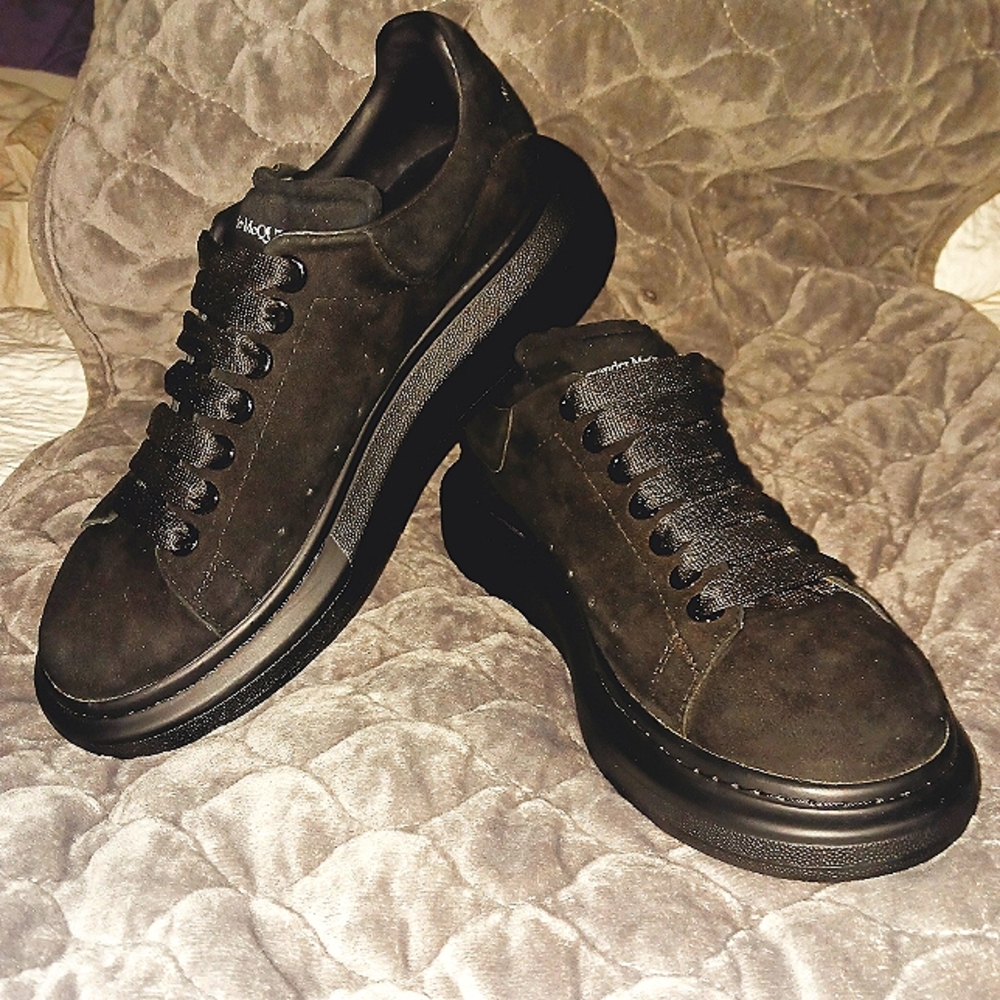 Alexander McQueen NWOT Sz 39 Black Calfskin Oversized Sneakers